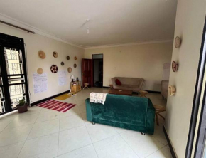Spacious Room in a Big Apartment with cool flatmate - Jinja center